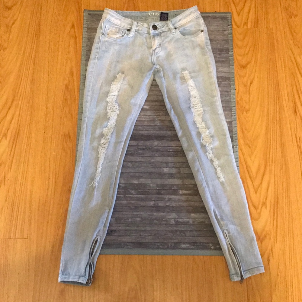 Light distressed jeans